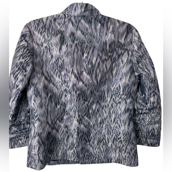 Chico’s gorgeous zip blazer with gathers at sleeves. Size: Small - Picture 5 of 8